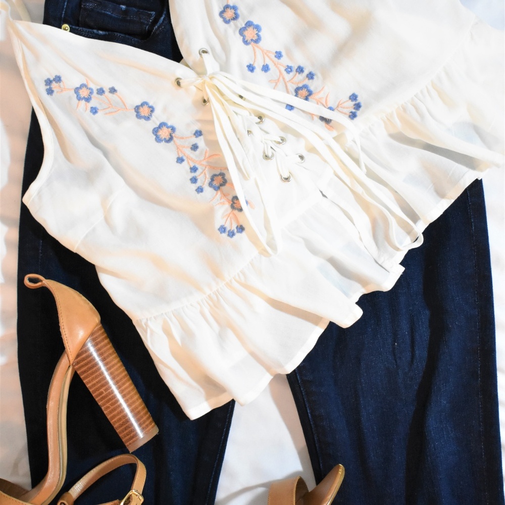 Promesa Crop Tank Top Flower Detail - Picture 2 of 5